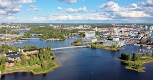 Kaukolämmön hintakehitys Oulussa. Oulun kaupunki ylhäältä kuvattuna.