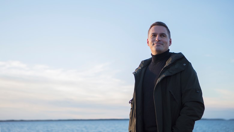 Juha Juntunen Oulun Energia katsoo pitkälle horisonttiin meren edessä.
