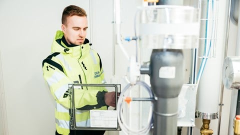 Oulun Energian lämpöpalveluiden LVI-insinööri Sami Karjalainen suosittelee,  että Lämmönjakohuoneeseen tehdään aika ajoin tarkastuskäynti.