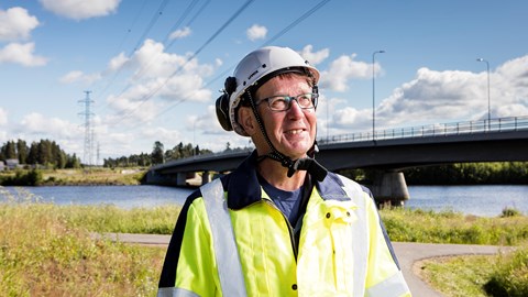 Oulun Energia Sähköverkko Oy käyttöpäällikkö Matti Lehto katsoo sähköverkkoa tyytyväisenä kesämaisemassa