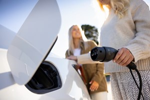 Sähköautoilu yleistyy huimaa vauhtia – huomioi nämä asiat, kun suunnittelet sähköauton latauspisteen hankintaa