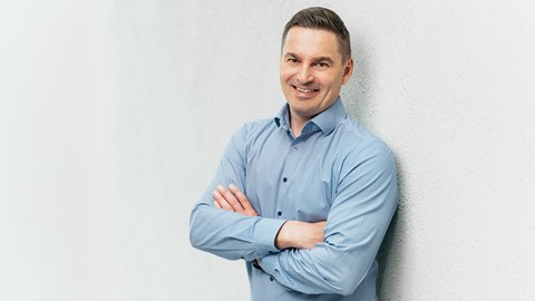 Toimitusjohtaja Juha Juntunen katsoo kameraan ja hymyilee.