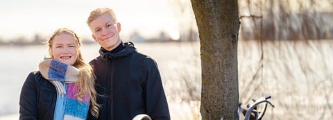 Roosa ja Karri Pesälä hymyilevät kameralle Hartaanselän rannalla keväällä.