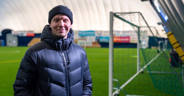 Juho Meriläinen in Garam Masala football hall. There is a goal behind him.