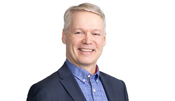 Half-length portrait of Oulun Energia's Business Director Pertti Vanhala.