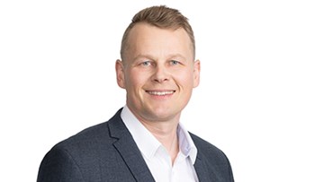 Puolikuva Oulun Energian liiketoimintajohtajasta Tuomas Savolasta.