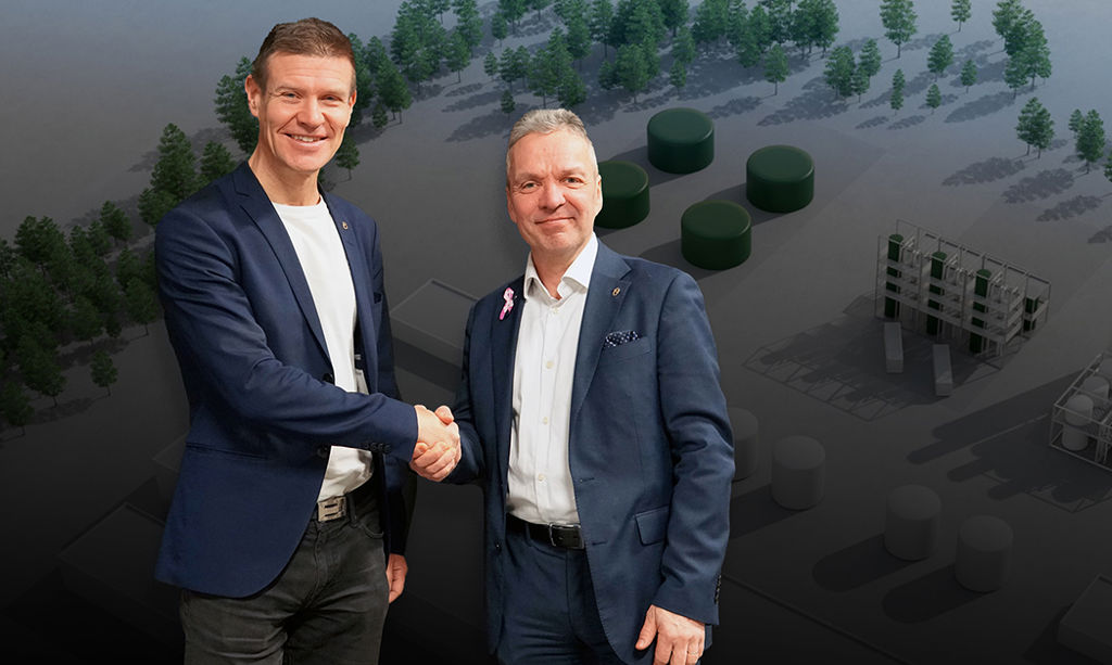 Arto Sutinen, the CEO of Oulun Energia and Herkko Sutinen, the CEO of P2X Solutions, shake hands in connection with the announcement of the hydrogen project at the Northern Power event in Oulu.