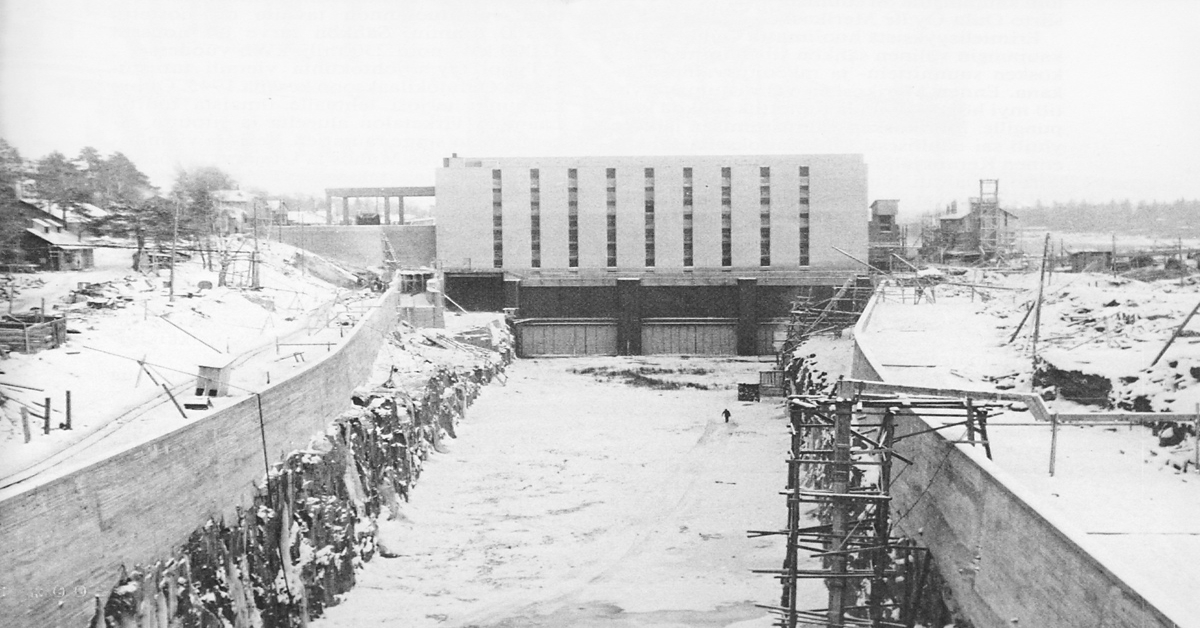 Kuvassa näkyy Merikosken voimalaitos rakentamisvaiheessa  sekä alakanavaa, johon vesi oli tarkoitus johtaa voimalaitokselta.