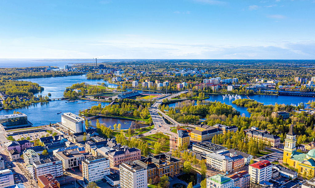 Ilmakuva aurinkoisesta Oulusta.