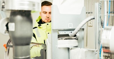 Oulun Energian LVI-insinööri Sami Karjalainen tekemässä kaukolämmön kuntokatselmusta.