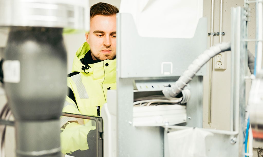 Oulun Energian LVI-insinööri Sami Karjalainen tekemässä kaukolämmön kuntokatselmusta.