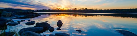 Kaunis auringonlasku järvellä.