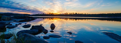 Aurinko laskee järven taakse.