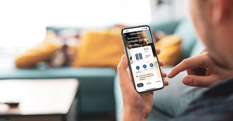 Oulun Energian mobiilisovellus auki puhelimessa. käyttäjä pitää puhelinta kädessä.
