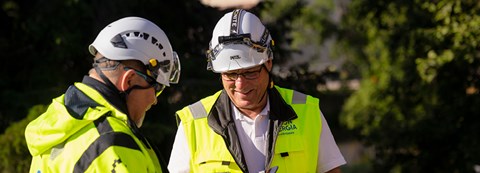 Two employees of Oulu Energy are discussing with each other outside.