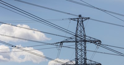 Hieman pilvisen taivaan edessä on sähkötornin huippu.