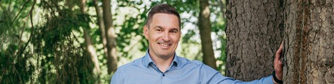 Juha Juntunen nojaa puuhun