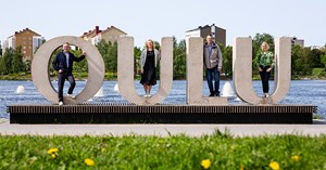 Liikuntakampanjan yritysten edustajia Oulu-kirjainten luona