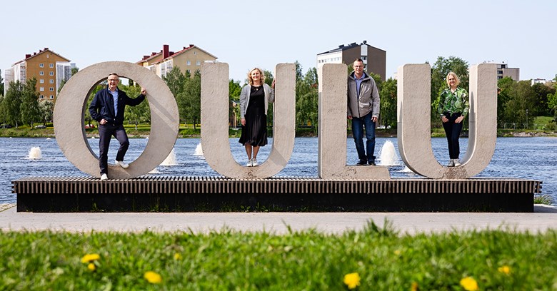 Liikuntakampanjan yritysten edustajia Oulu-kirjainten luona
