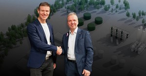 Oulun Energian toimitusjohtaja Arto Sutinen ja P2X Solutionsin toimitusjohtaja Herkko Sutinen kättelevät vetyhankkeen julkistuksen yhteydessä Northern Power -tilaisuudessa Oulussa. 