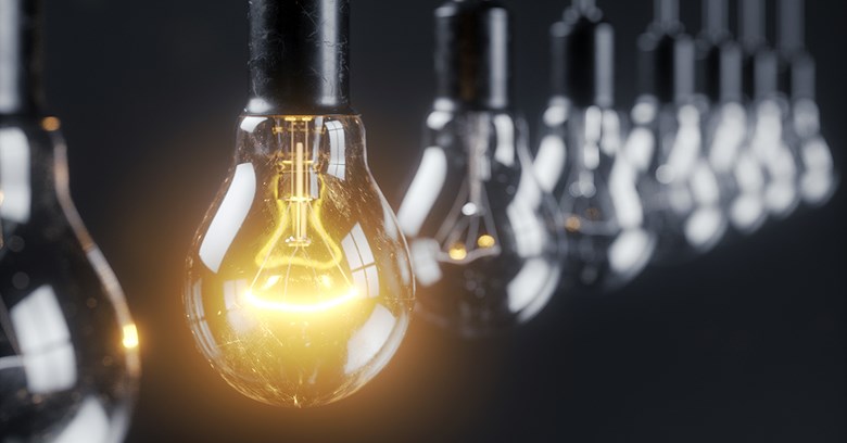 Katosta roikkuu rivi lamppuja, joista yhdessä palaa valo.