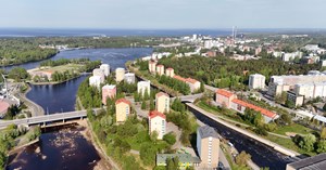 Ilmakuvaa Oulun Toivoniemestä, jossa näkyy Merikosken voimalaitoksen alakanava. 
