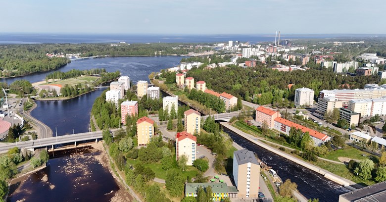 Ilmakuvaa Oulun Toivoniemestä, jossa näkyy Merikosken voimalaitoksen alakanava. 