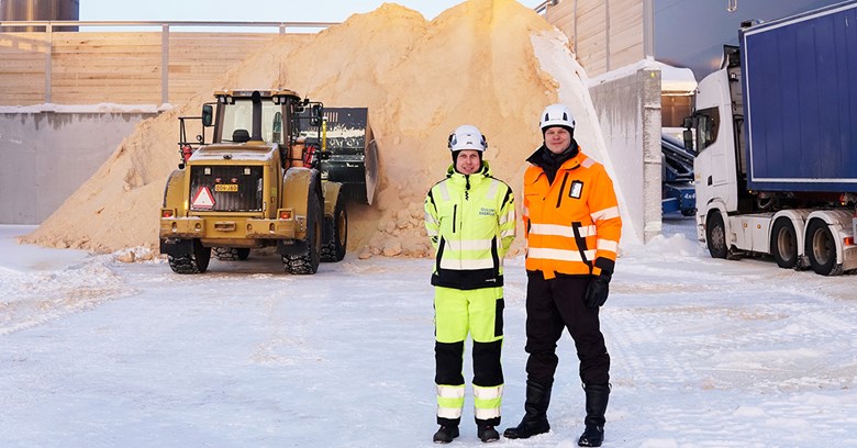 Oulun Energian Lauri Heilala ja Junnikkalan sahan Jussi Joensuu seisovat sahan pihalla. 