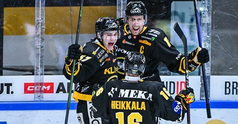 Kolme Oulun Kärppien pelaajaa tuulettavat tehtyä maalia kaukalossa.