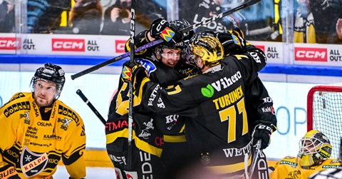 Kärppä-joukkueen pelaajia jäällä halaamassa toisiaan maalinteon jälkeen.