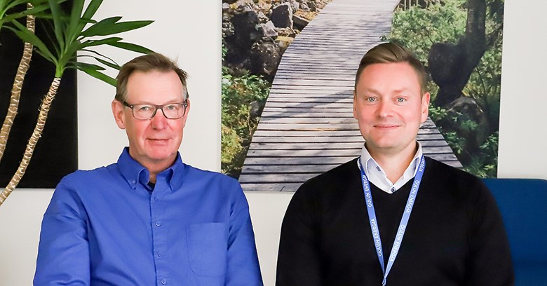 Oulun Energia Sähköverkko Oy:n Matti Lehto ja Olli Kujanperä istuvat vierekkäin.