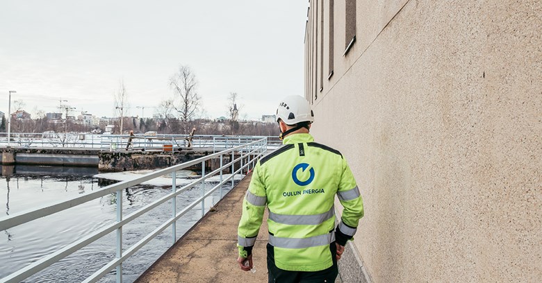 Oulun Energian työntekijä kävelee Merikosken voimalaitoksen vieressä. 