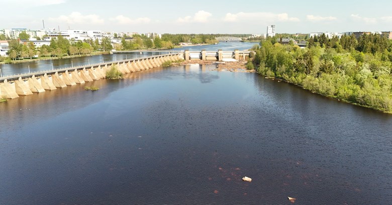 Kuvassa näkyy Oulun Energian Merikosken voimalaitoksen lamellipato, patouoma ja patoluukut. 