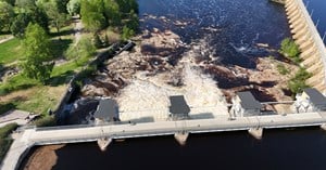 Ilmakuvassa näkyy Merikosken patoluukkujen ohijuoksutus, jossa vesi laskee patouomaan. 