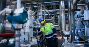 Oulun Energian työntekijä tutkii biovoimalaitoksen laitteistoja. 