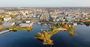 Ilmakuva Oulun kaupungista Pikisaaresta päin kuvattuna.