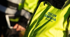 Kuvassa näkyy Oulun Energia Sähköverkon työntekijän työtakissa oleva logo. 