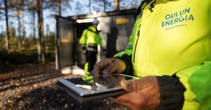 Oulun Energia Sähköverkon henkilöstöä työskentelee maastossa sähköverkon työmaalla. 