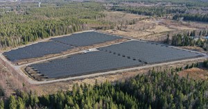 Oulun Energian aurinkovoimala Raahen Paarmalassa, joka sisältää yli 7000 aurinkopaneelia. 