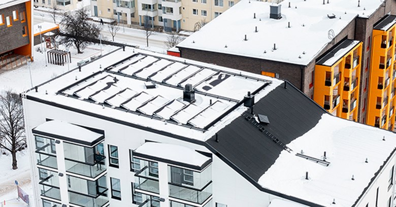 Uusikatu 1-2 talojen katolle on asennettu yhtiön omat aurinkovoimalat.
