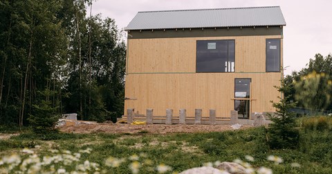 Asuntomessukohde Villa Suoja näkyy tontin reunalta kuvattuna. Talon rakentaminen on vielä kesken.