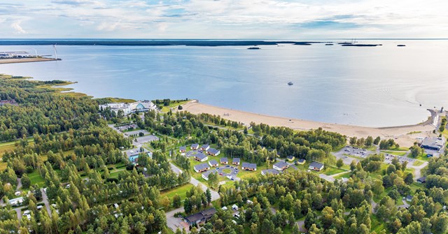 Ympäristöystävällinen kaukolämpö lämmittää kaikki Nallikari Lomakylän kiinteistöt.