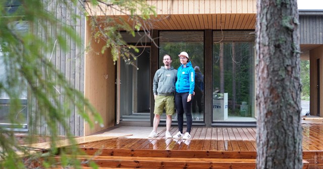  The builders of the detached house stand together on the terrace of the new home.