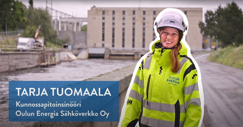 Tarja Tuomaala seisoo huomiotakissa Merikosken voimalaitoksen edessä.