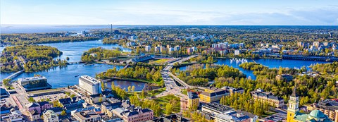 Ilmakuva kesäisestä Oulun kaupungista.