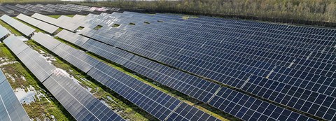 Aurinkopaneeleja Oomi Solarin Vihreäsaaren aurinkopuistossa. 