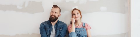 Mies ja nainen istualteen haaveilevat kodin remontoinnista.