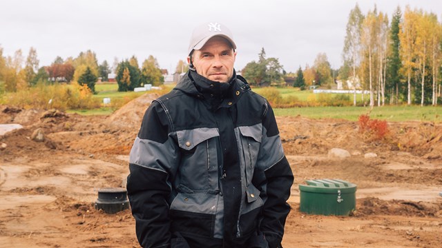 Man in the middle of a construction site in autumn.