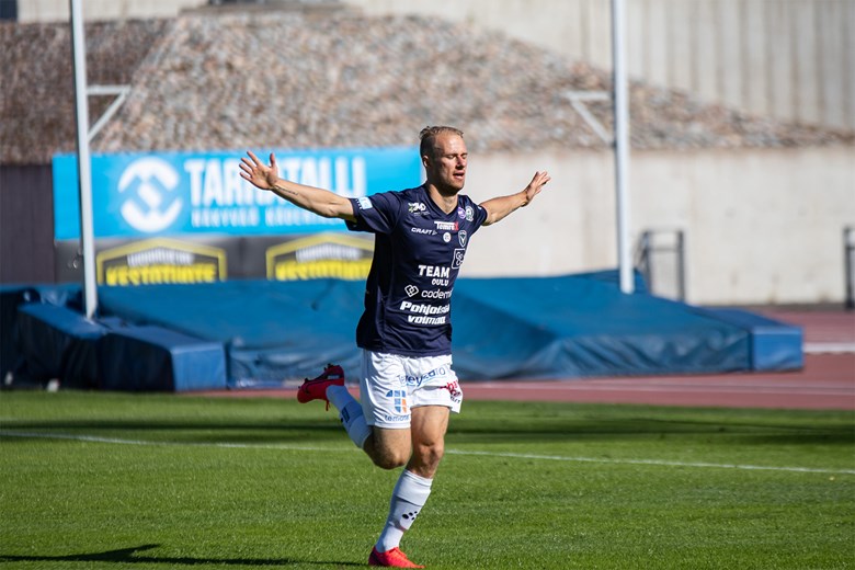 AC Oulun pelaaja juoksee kädet levällään jalkapallokentällä