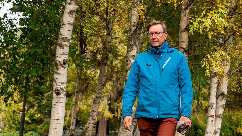 Oulun Energia Sähköverkko Oy käyttöpäällikkö Matti Lehto kävelemässä syksyisessä puistossa